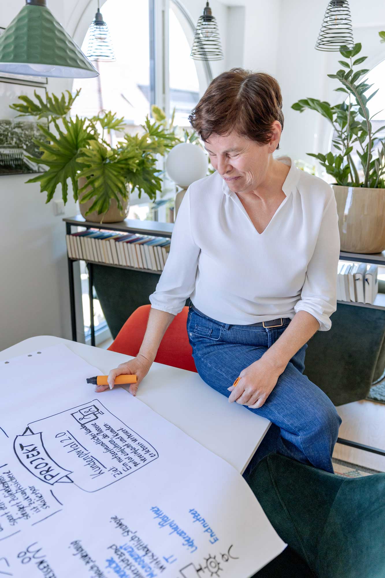 Sabine Peipe beim Visualisieren auf dem Flipchart