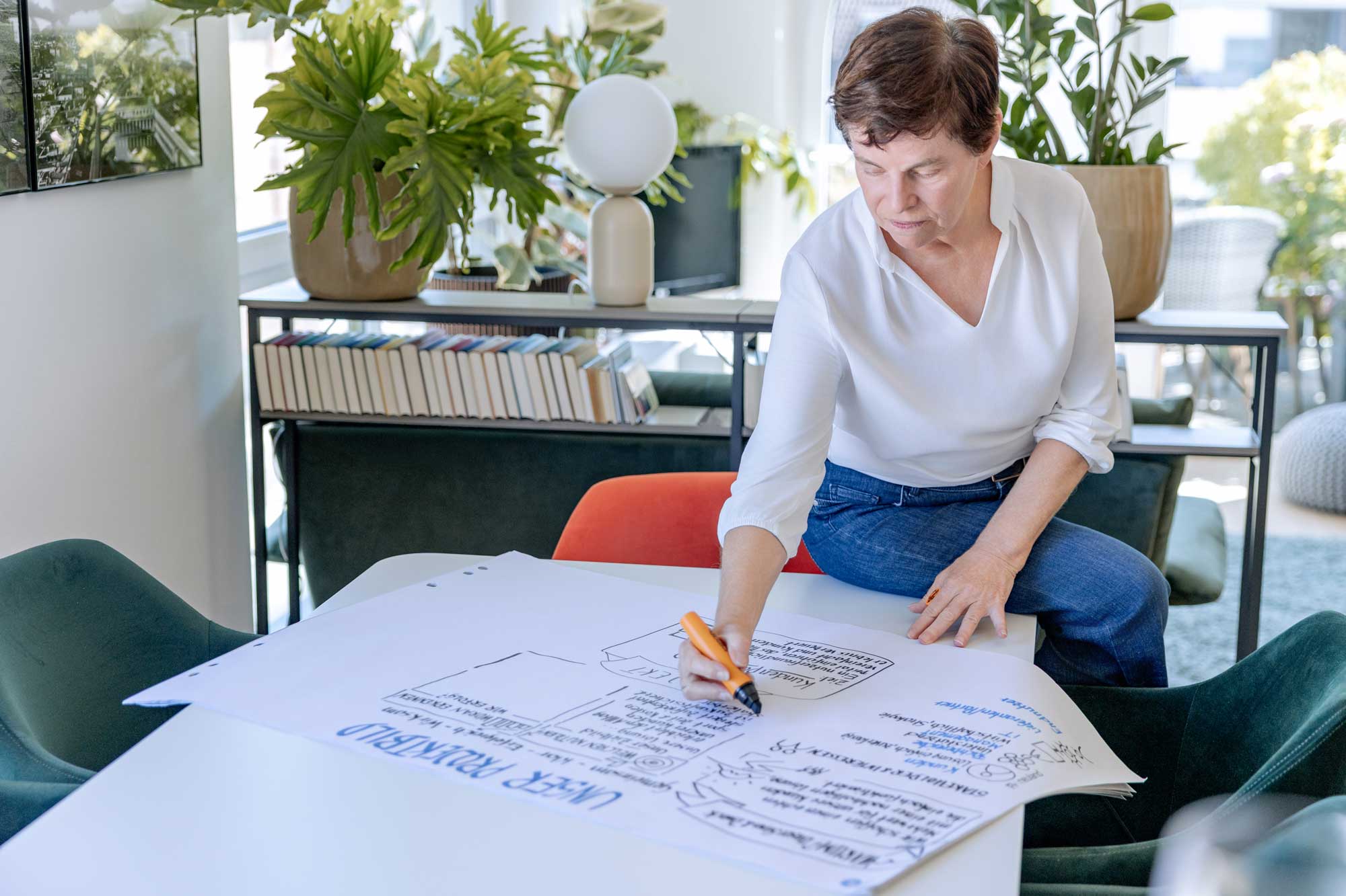Sabine Peipe visualisiert ein Projektbild auf dem Flipchart